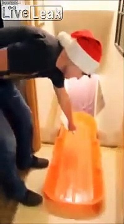 Luge enflammée dans l'escalier  leur maison pre...