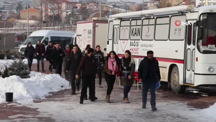 Gazetecileri Soyunmakla Tehdit Etti