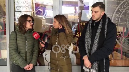 Ora News - Me batanije dhe iso me megafonë, grupe studentësh vijojnë ngujimin nëpër fakultete