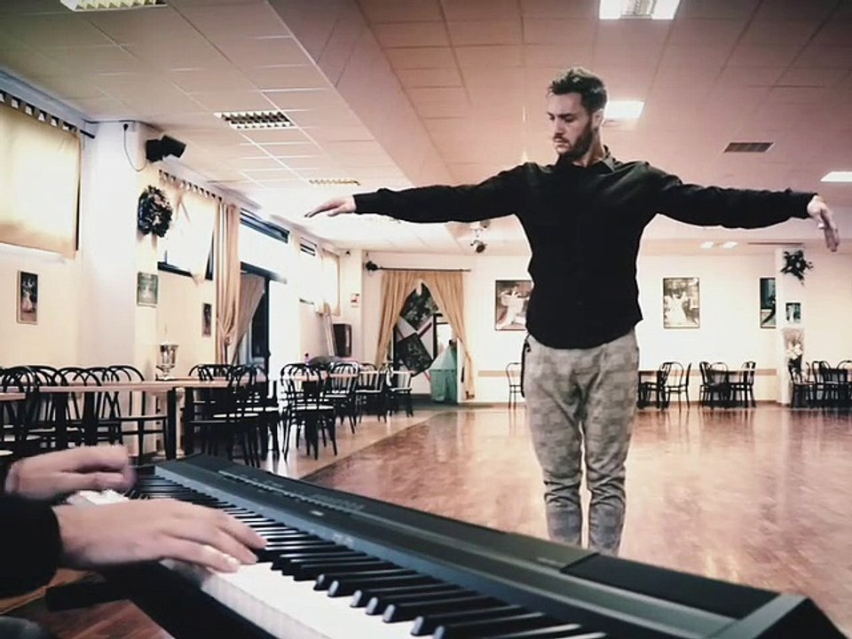 Ce jeune homme danse magnifiquement au rythme de la musique de Beethoven