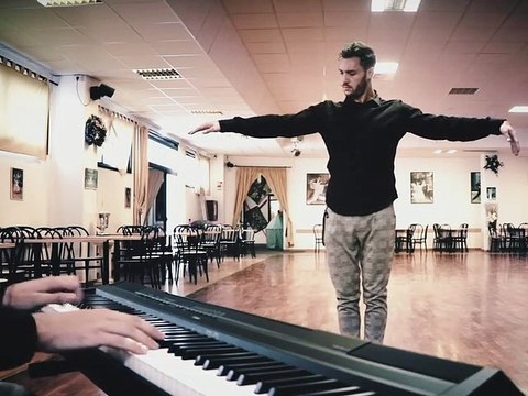 Ce jeune homme danse magnifiquement au rythme de la musique de Beethoven