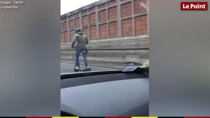 Un homme roule à 85 km/h sur l'autoroute avec une  trottinette électrique