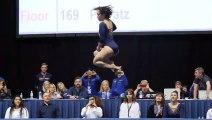 Katelyn Ohashi, gimnasta de la Universidad de UCLA, se llevó un 10 en su rutina de suelo.