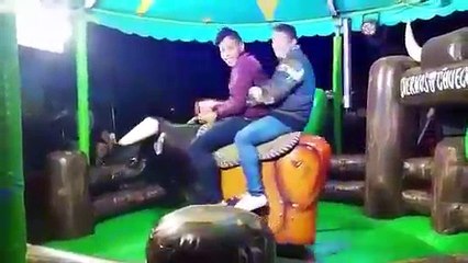 2 Hommes 1 Taureau mécanique