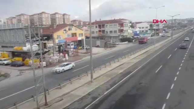 Aracın Motor Kısmına Giren Kedi Güçlükle Çıkartıldı
