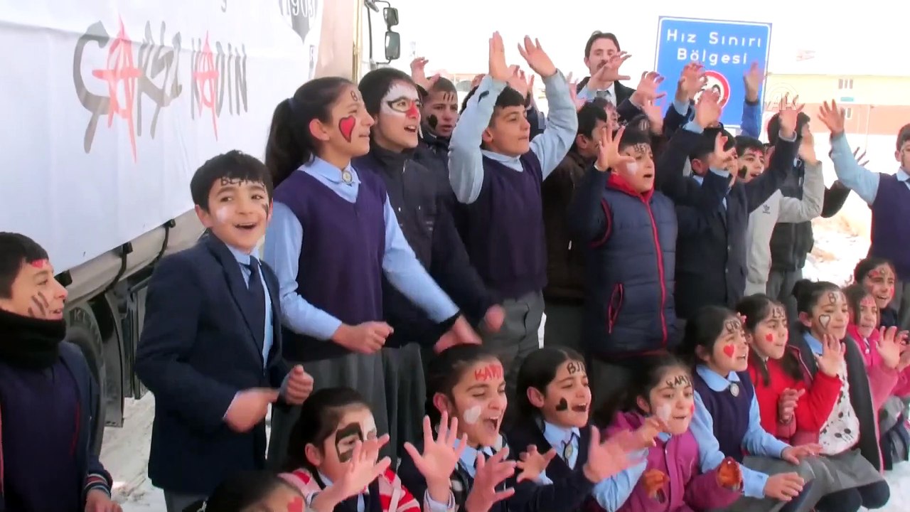 'Çarşı Kadın' taraftar grubundan öğrencilere yardım - AĞRI