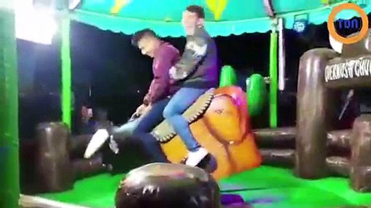 Ces deux jeunes hommes faisant du rodéo mécanique vont faire rire tout le monde !