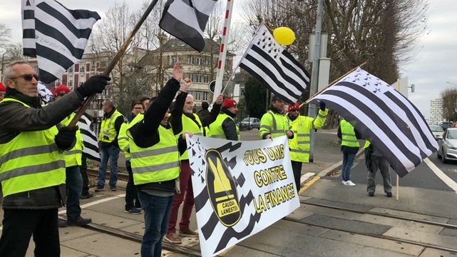 Les Gilets jaunes investissent la voie ferrée