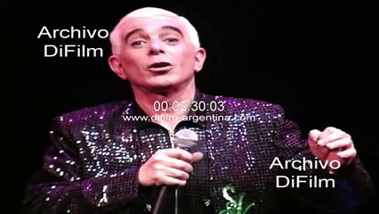 Carlos Perciavalle haciendo un monologo en el teatro 1994