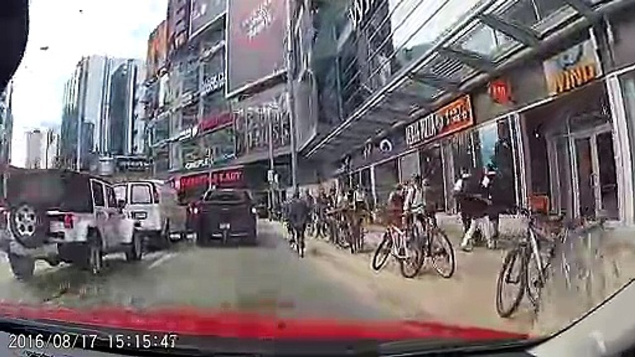 Un coursier à vélo trop pressé se prend une grosse gamelle