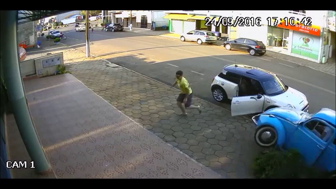 Un homme évite le pire quand une voiture lui fonce dessus... Joli réflexe