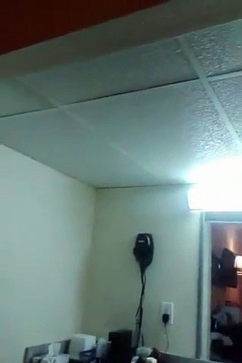 Il pense que sa chambre d'hotel est hantée! Flippant
