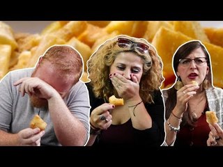 GRINGOS PROVANDO MANDIOCA PELA PRIMEIRA VEZ