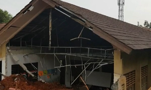 Dua Ruang Kelas Tertimpa Tanah Proyek Tol Serpong-Cinere
