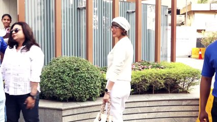 Amidst Cancer Treatment Sonali Bendre Is All Smiles For The Media Outside Facebook Office