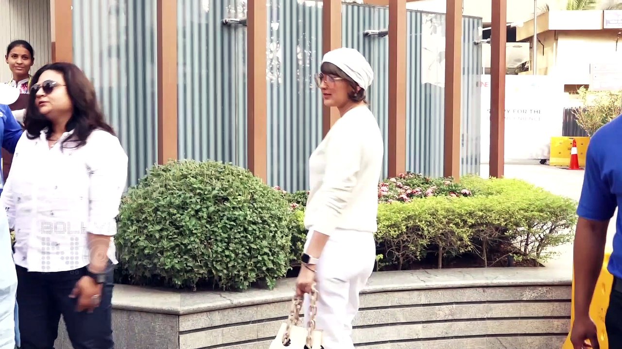 Amidst Cancer Treatment Sonali Bendre Is All Smiles For The Media Outside Facebook Office