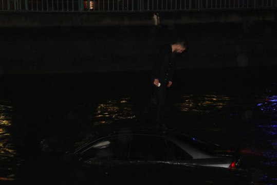 Kanala Düşen Otomobilin Üzerinde Çaresizce Kurtarılmayı Bekledi