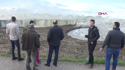 İzmir Menderes'te Yağmur Sularının Biriktiği Arazide Derin Çatlak Oluştu