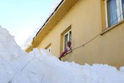 Kar Kalınlığının 3 Metreye Ulaştığı Tunceli Ovacık'ta, Binalar Görünmez Hale Geldi