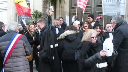 Les avocats en grève manifestent