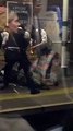 Grande-Bretagne: La neutralisation par la police d'un homme armé d'une machette filmée par les passagers d'un train mise en ligne sur le net