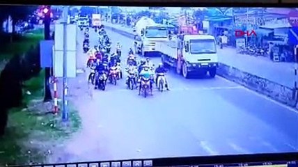 Freni patlayan kamyon onlarca motosikletliyi ezdi