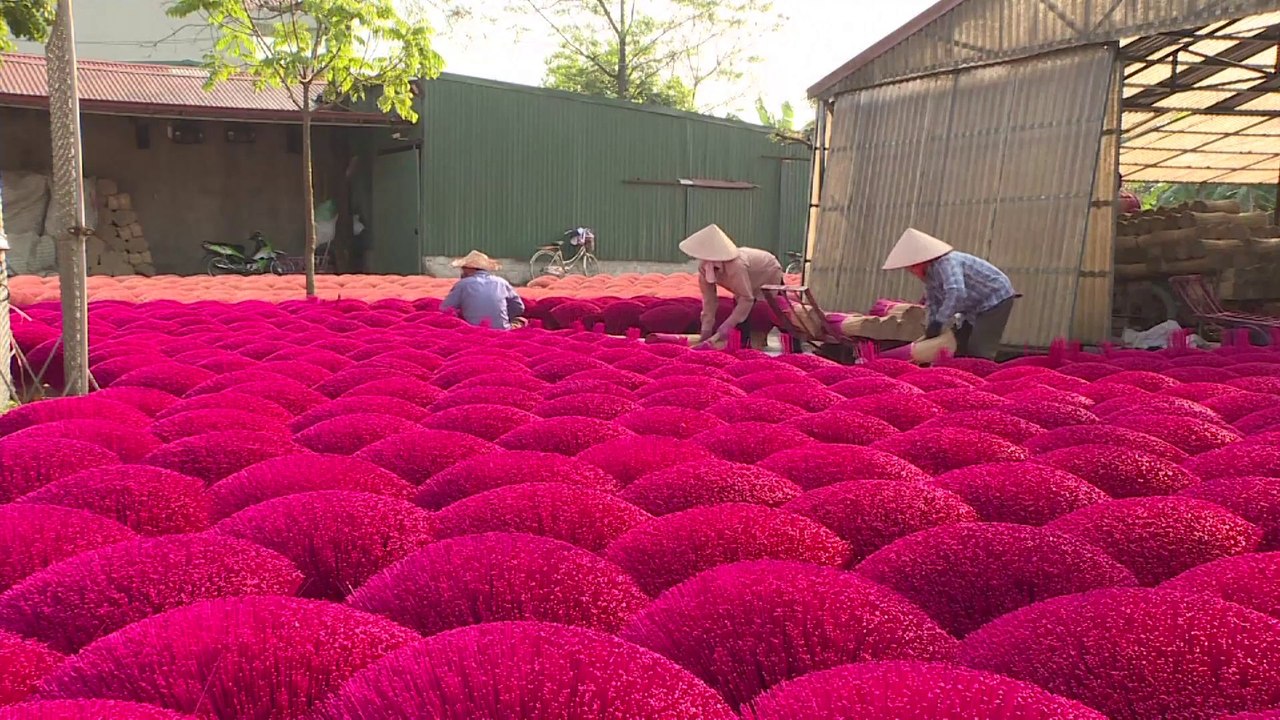 Près d'Hanoï, ces villageois préparent l'encens pour le Nouvel an vietnamien, et c'est très beau à voir
