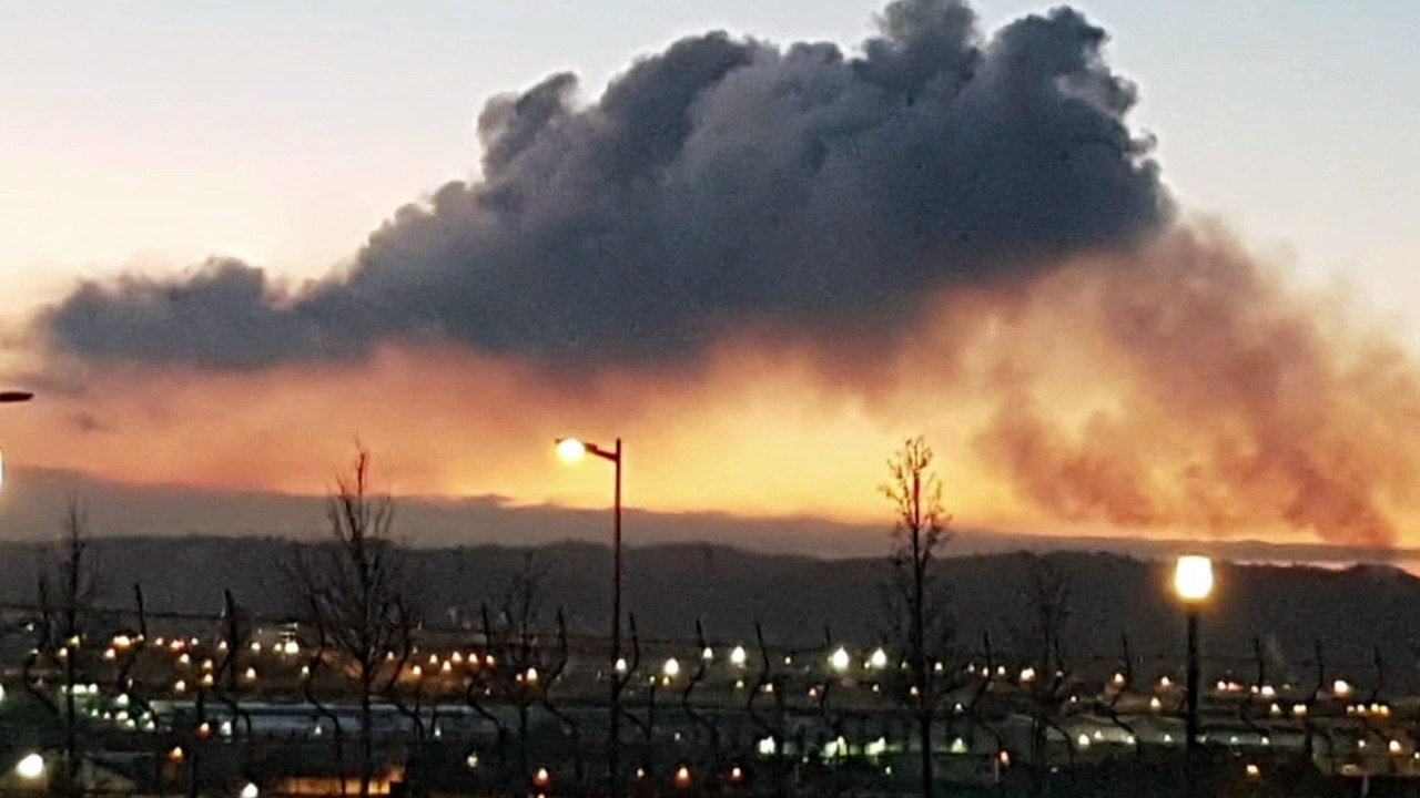Una enorme nube contaminante en Veriña alarma a los vecinos de Gijón y Carreño