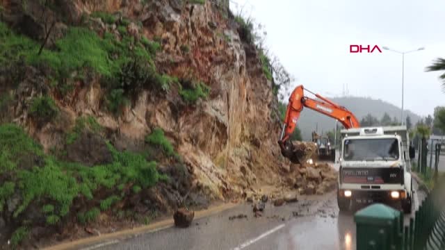 Muğla Yamaçtan Kopan Kaya Parçaları Kamyonete İsabet Etti