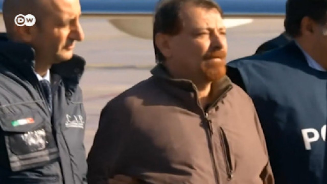 Battisti chega à Itália para cumprir pena por homicídio
