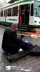 Havaya Aldırış Etmeden Ekmek Parası İçin Bağlamasını Çalıp Türküsünü Söyleyen Amcamız