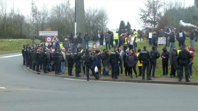 En attendant Emmanuel Macron, des gilets jaunes se sont réunis sur un rond-point
