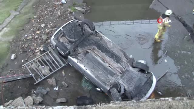 Zeytinburnu'nda Kontrolden Çıkan Otomobil Dereye Uçtu