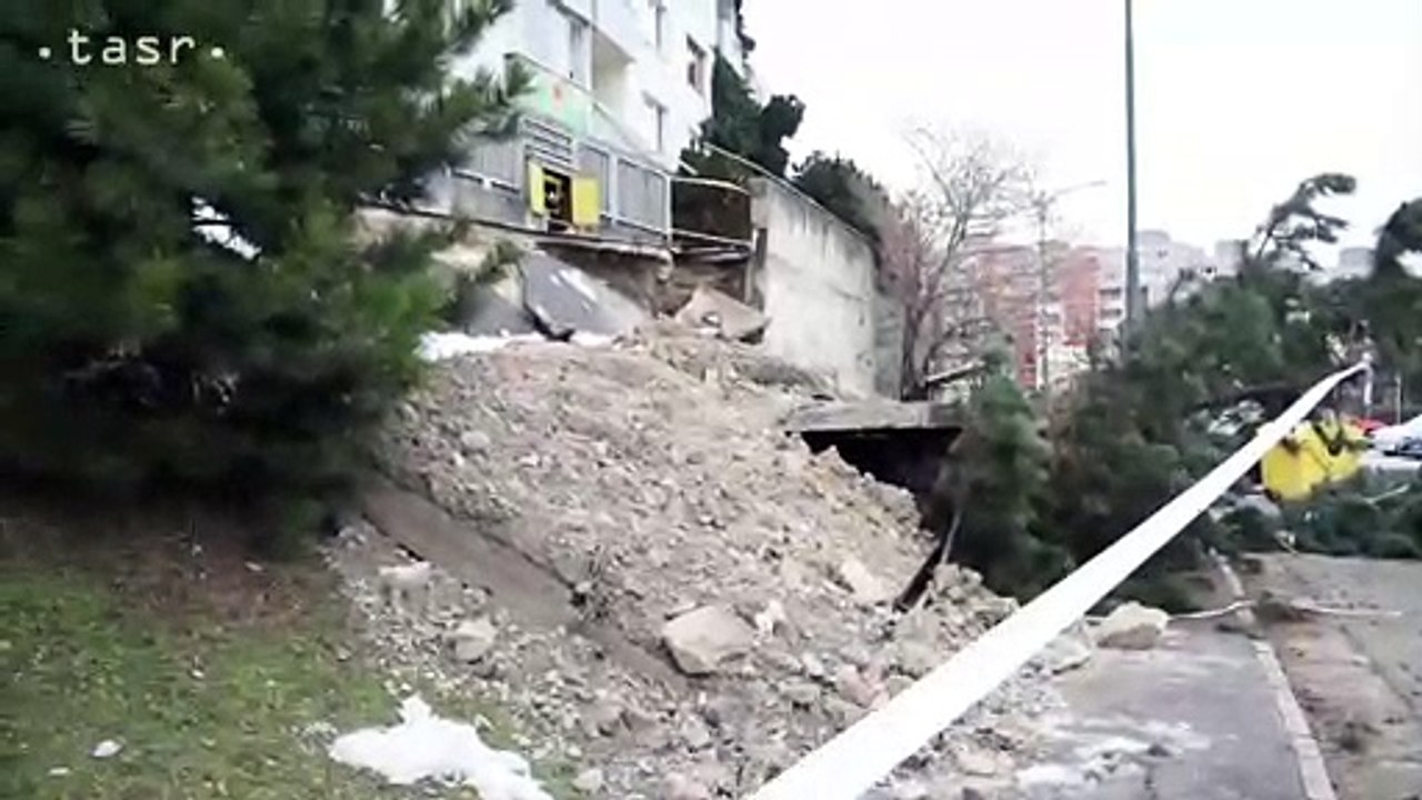 BRATISLAVA: Čiastkový zosun pôdy v blízkosti bytového domu v Karlovej Vsi