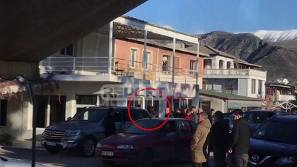 Report TV - Ekskluzive, Klement Balili përshëndetet me të afërmit para dorëzimit