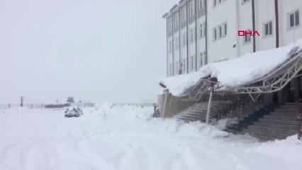 Adıyaman'da Okulun Girişindeki Çatı Kardan Çöktü