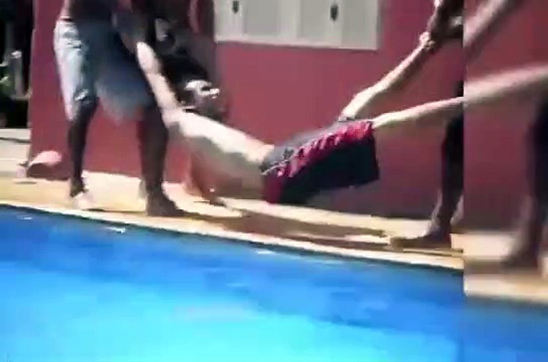Ils veulent balancer leur pote dans la piscine mais ça finit mal