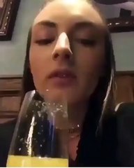 Cette fille veut boire un verre avec une technique bien curieuse