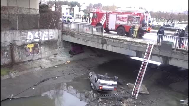 Zeytinburnu'nda Otomobil Dereye Uçtu - İstanbul
