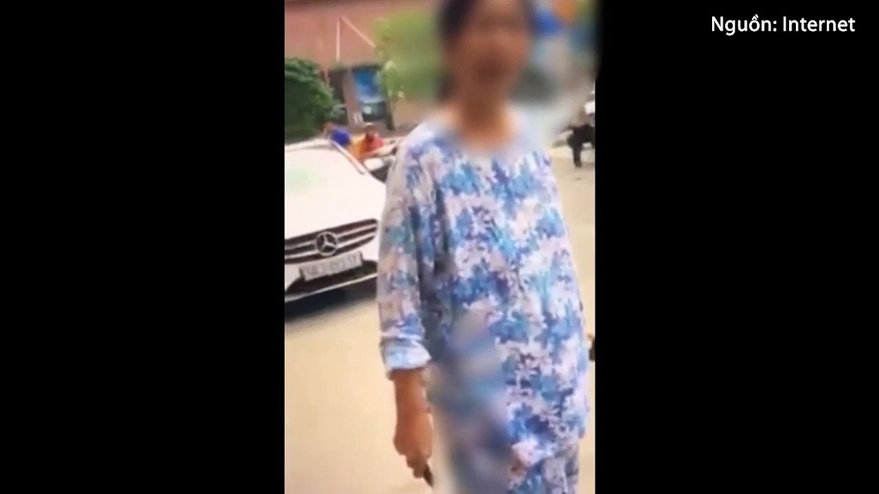 Người phụ nữ dùng búa đập liên tiếp phá nát xe xịn chắn trước nhà chỉ vì 'nó thách cô'