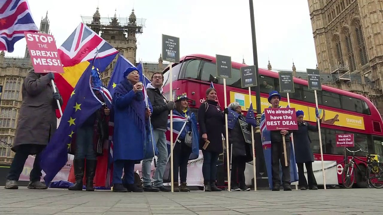 Britânicos protestam diante do Parlamento