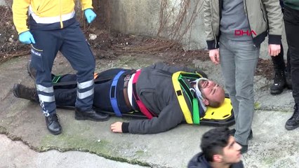 Zeytinburnun'da Virajı Alamayan Otomobil Dereye Uçtu 1 Yaralı