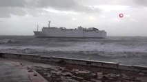Mersin Limanı Açıklarında Ticari Gemi Fırtınadan Dolayı Karaya Oturdu
