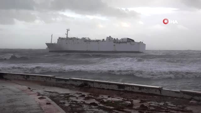 Mersin Limanı Açıklarında Ticari Gemi Fırtınadan Dolayı Karaya Oturdu
