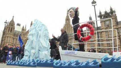 Theresa May sul Titanic, si salverà o affogherà?