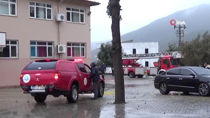 Alanya'da Fırtınada Ağaçlar Devrildi, Çatılar Uçtu