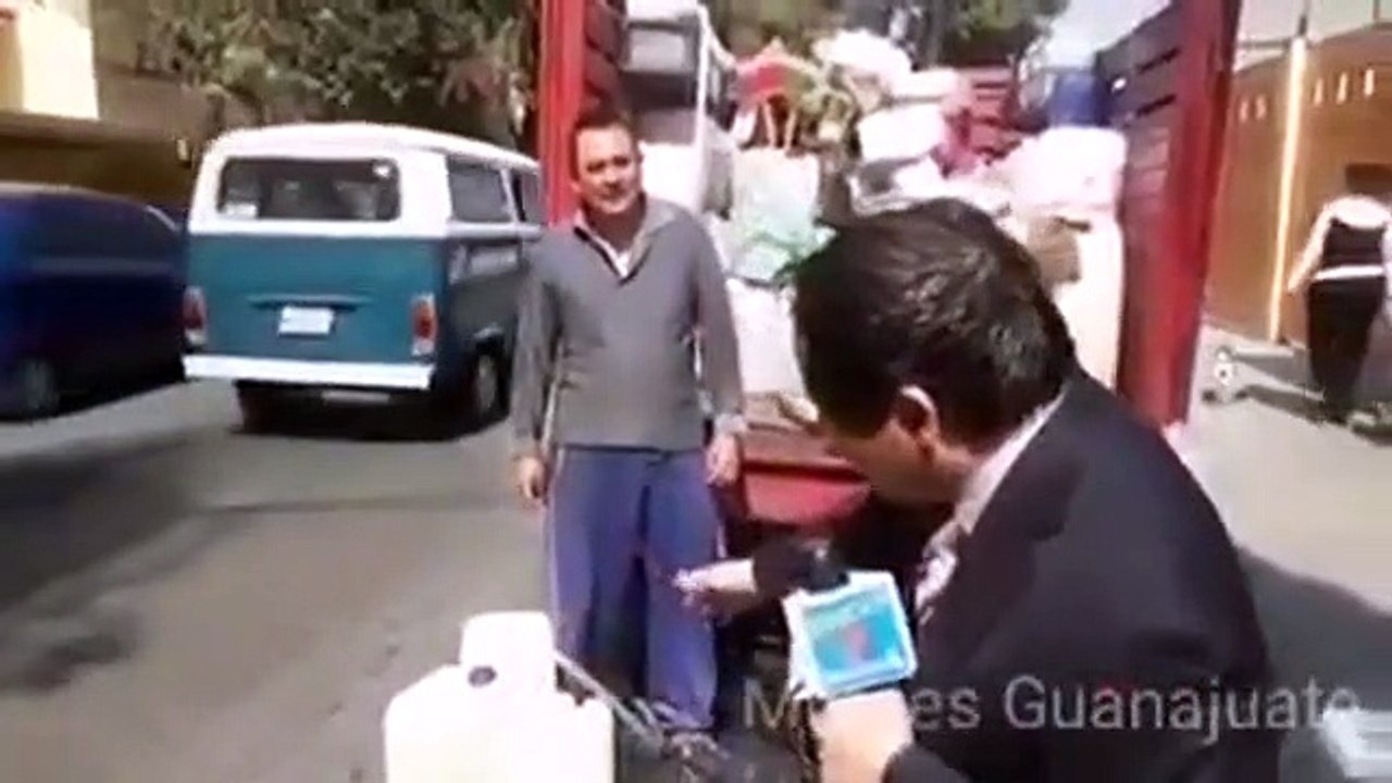 Un reportero hace el ridículo en pleno directo