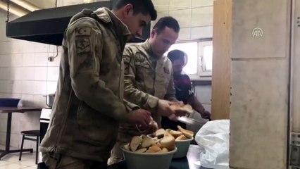 Kar nedeniyle yolda kalanlara Mehmetçik'ten sıcak çorba - SİVAS