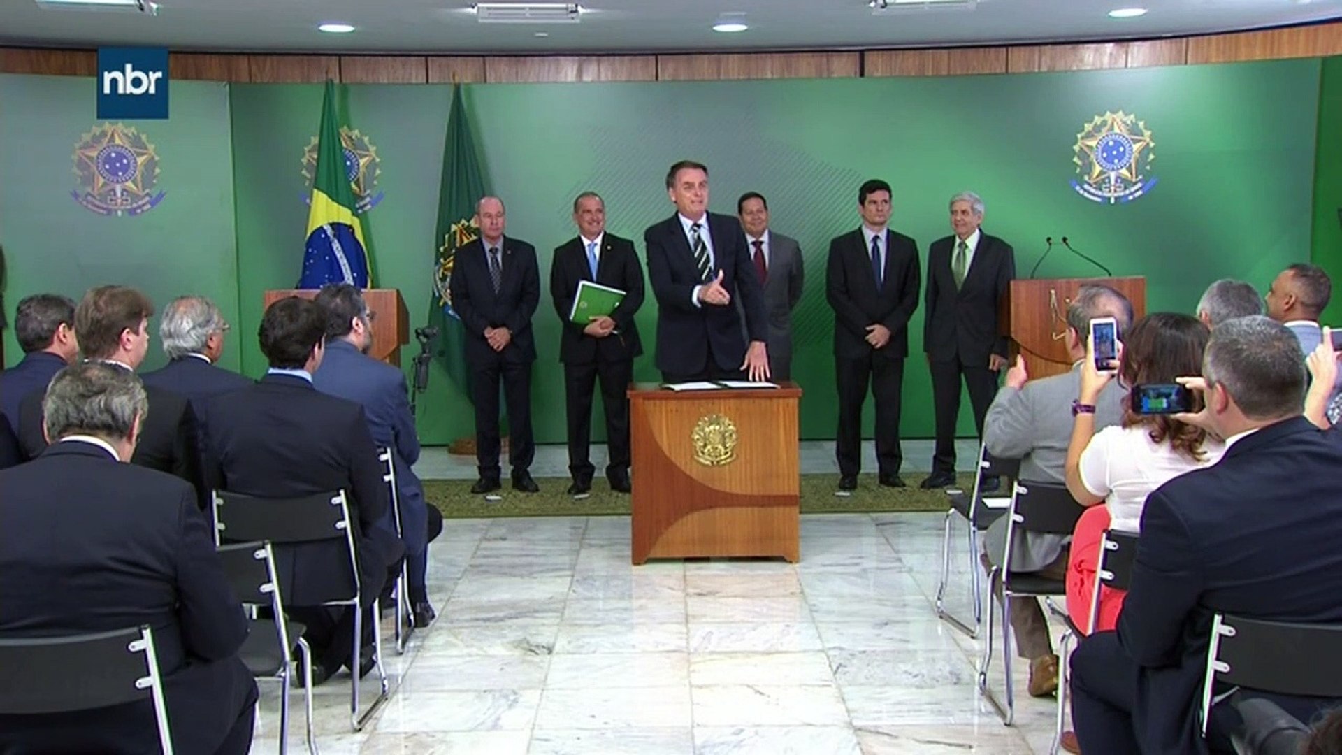 Bolsonaro flexibiliza posse de armas