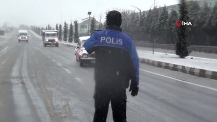 Kütahya'da Kar Karayollarını Ulaşıma Kapattı